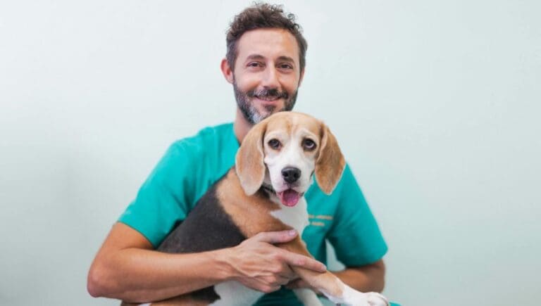 Veterinario Juanma Arseguet con perro en Clínica Veterinaria Sant Andreu