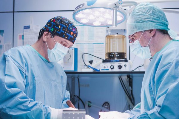 Veterinarios realizan una cirugía a mascota en Hospital Veterinario Riera Alta Barcelona