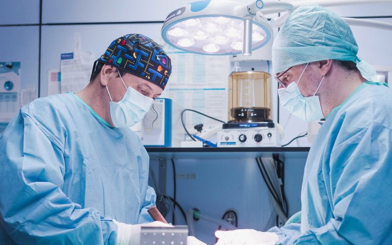 Veterinarios realizan una cirugía a mascota en Hospital Veterinario Riera Alta Barcelona